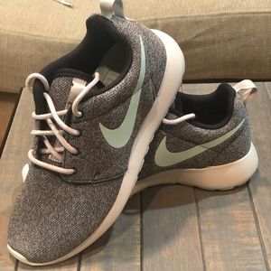 Nike Roshe 7.5 Womens NEW